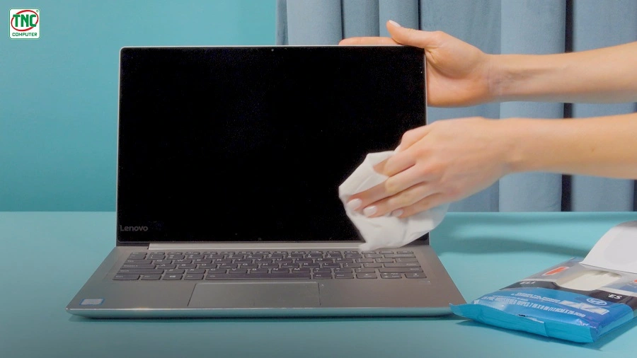 Tiến hành vệ sinh màn hình laptop