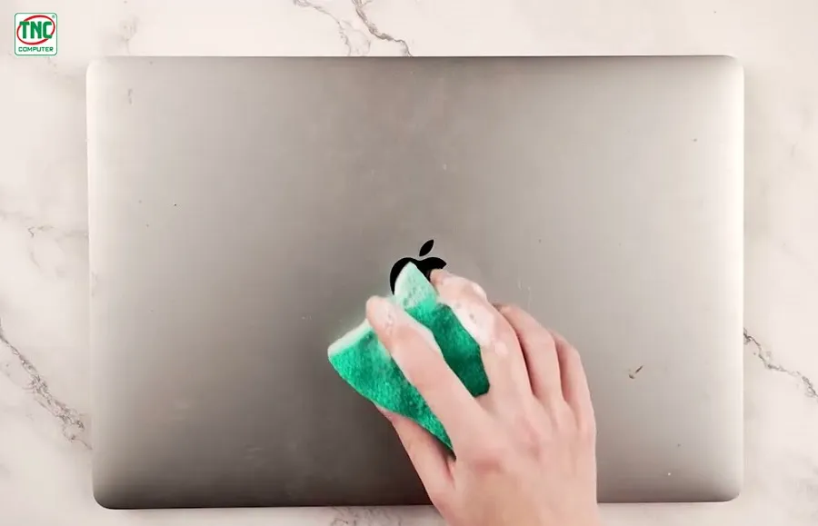 Vệ sinh vỏ ngoài và đáy của laptop