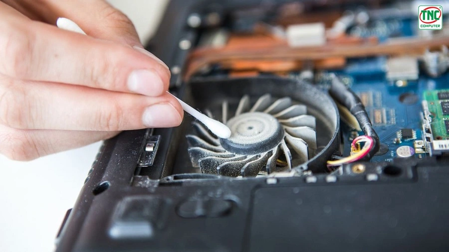 Vệ sinh phần bên trong của laptop