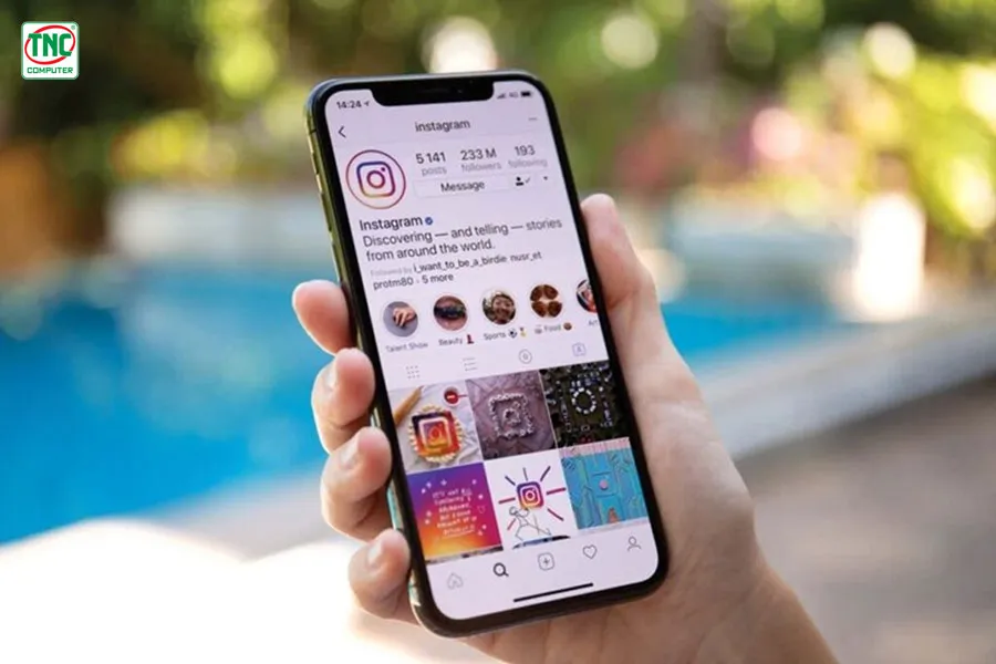Bấm vào hình ảnh hoặc video mà bạn muốn tải