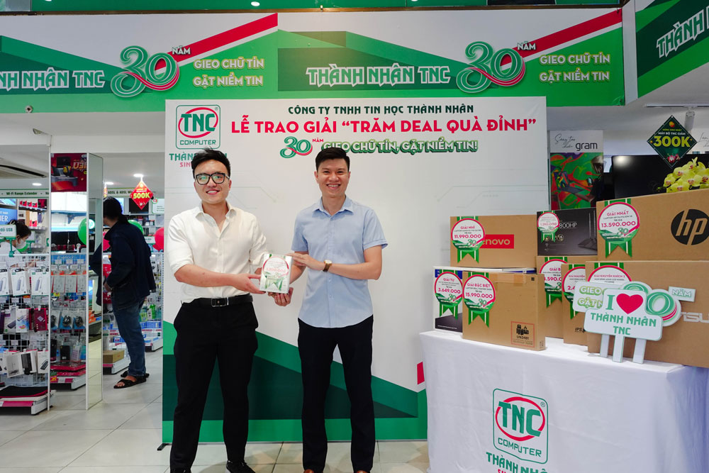 Trao quà cho khách hàng may mắn