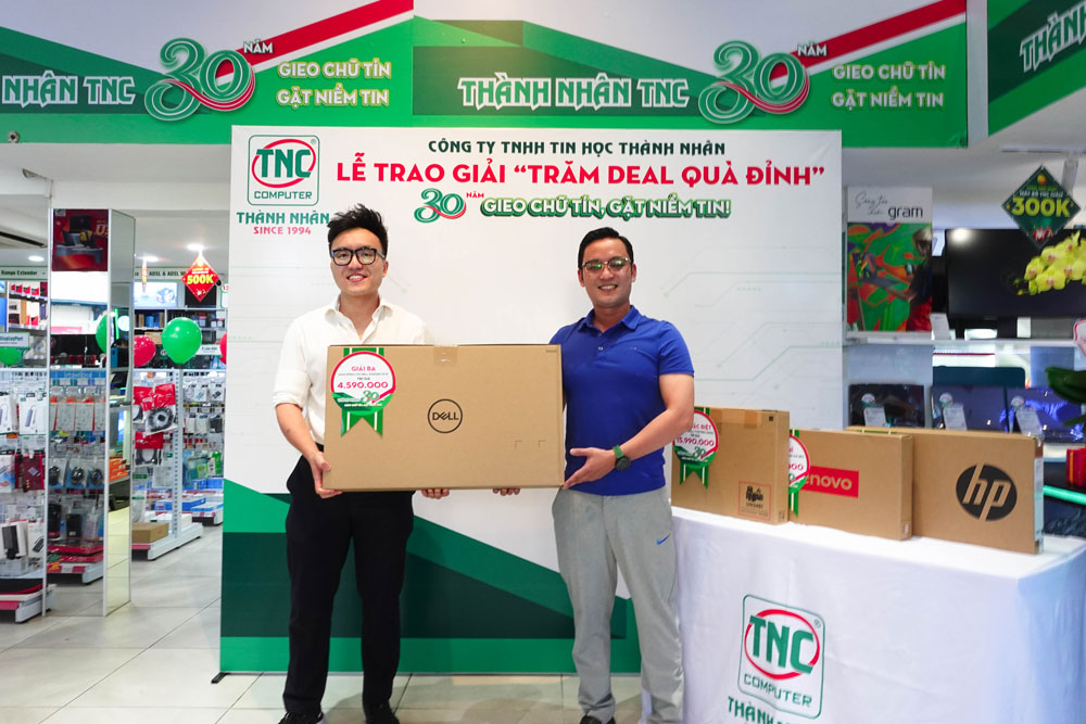 Trao quà cho khách hàng giải ba