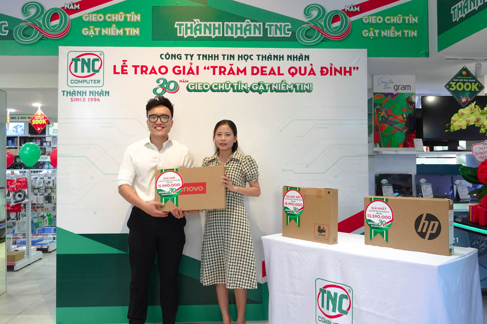 Trao quà cho khách hàng giải nhì