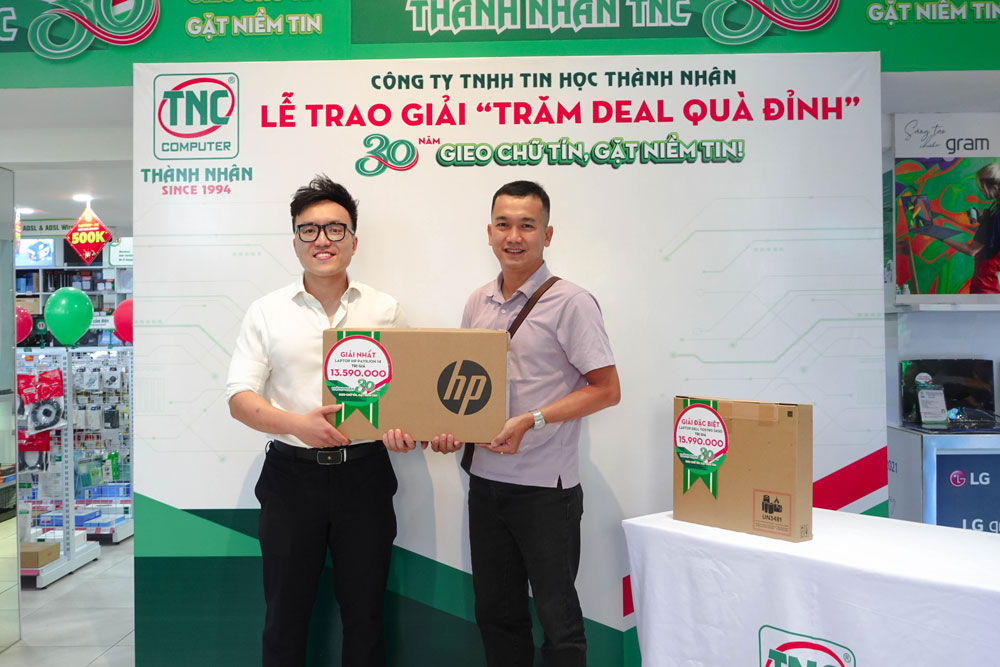 Trao quà cho khách hàng giải nhất