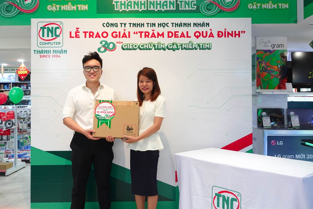 Trao quà cho khách hàng đặc biệt