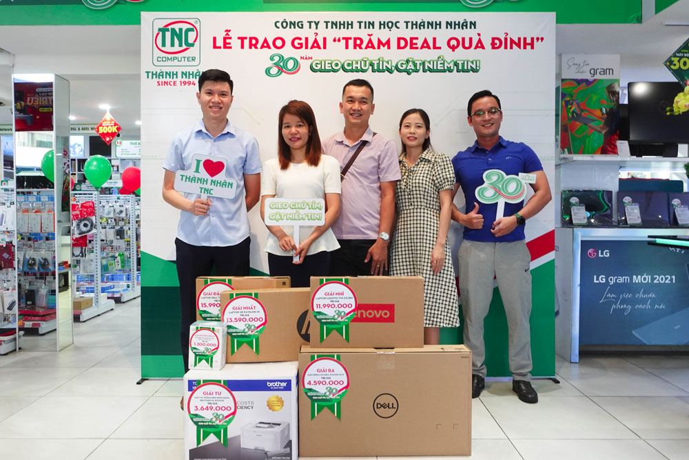 khách hàng may mắn nhận giải