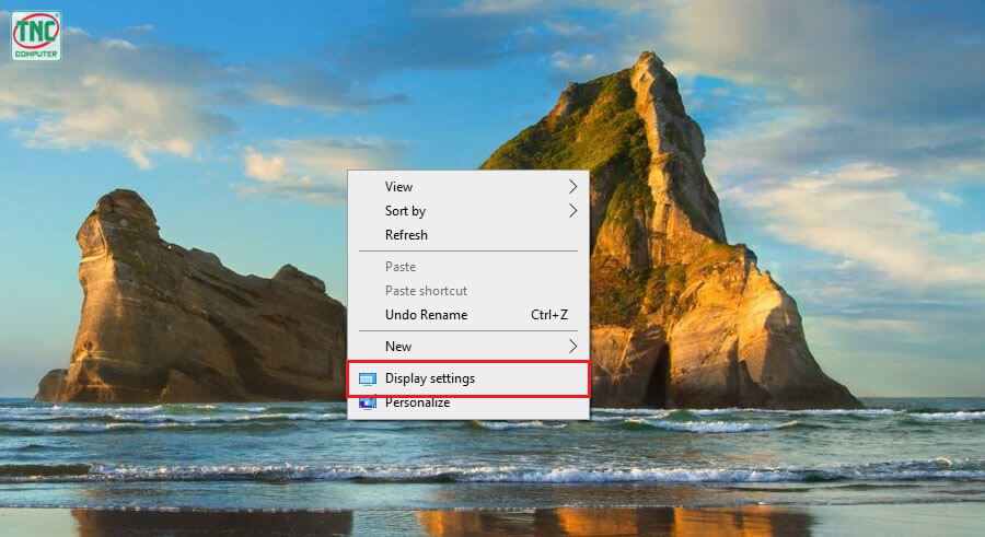 Nhấp chuột phải trên Desktop > Chọn Display Settings