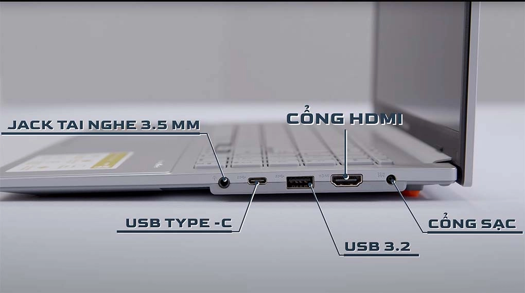 Kiểm tra các cổng kết nối và kết nối không dây trên laptop mới