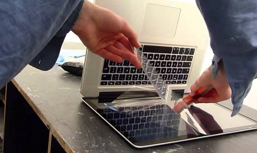 Kính cường lực bảo vệ màn hình – Giải pháp bền bỉ cho người dùng di chuyển nhiều