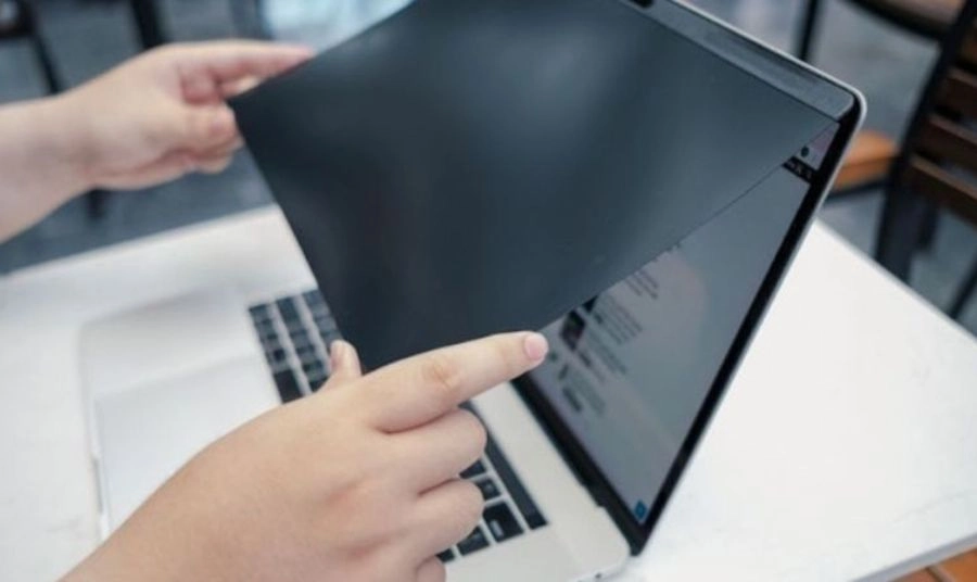 Lý do bạn nên dán màn hình laptop, MacBook