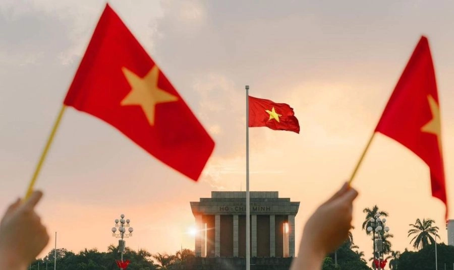 Hình nền lá cờ Việt Nam với cảnh đẹp thiên nhiên đất nước