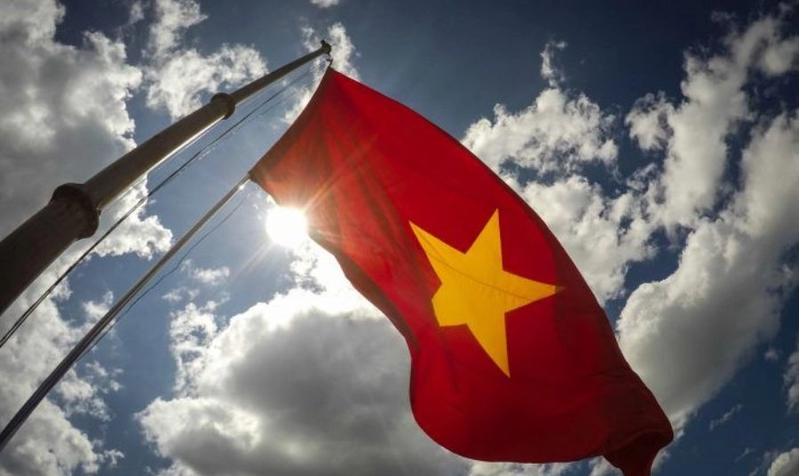Hình nền lá cờ Việt Nam dưới bầu trời 