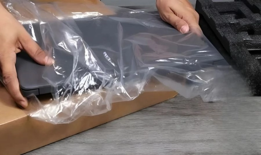 Sử dụng túi kín để dẫn kiến ra ngoài laptop Dùng túi kín – Cách diệt kiến triệt để và an toàn