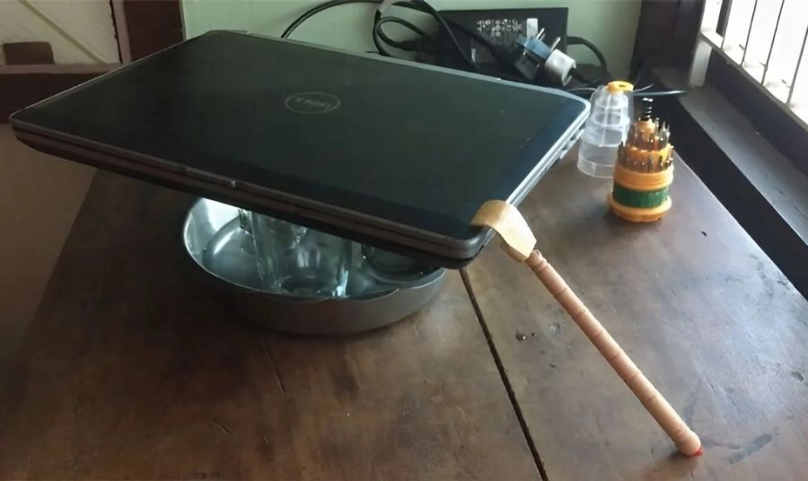 Làm “hào nước” để đuổi kiến ra khỏi laptop Làm “hào nước” để đuổi kiến ra khỏi laptop