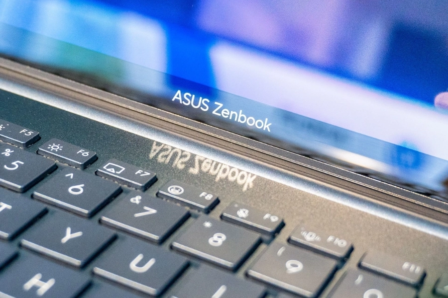 Ngoại hình chuẩn mực của Asus Zenbook 14 UX3405CA: Một chiếc laptop AI di động hiện nay Ngoại hình chuẩn mực của Asus Zenbook 14 UX3405CA: Một chiếc laptop AI di động hiện nay