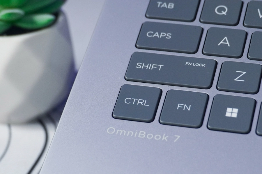 Trải nghiệm ngoại thất trên HP OmniBook 7 14-fr0033TU Trải nghiệm ngoại thất trên HP OmniBook 7 14-fr0033TU