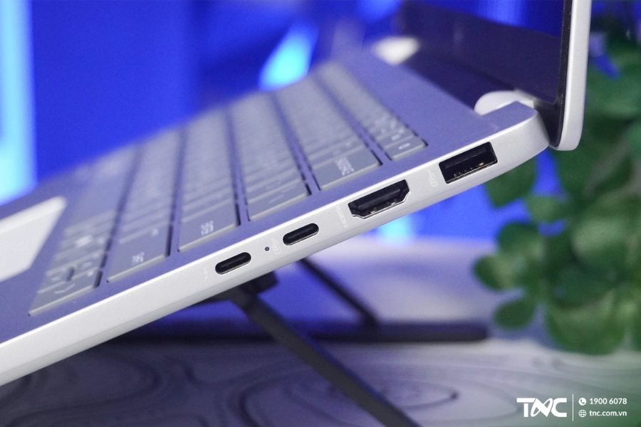 Cổng kết nối trên HP OmniBook 7 14-fr0033TU: Đa dạng, tốc độ cao và chuẩn Thunderbolt 4 Cổng kết nối trên HP OmniBook 7 14-fr0033TU: Đa dạng, tốc độ cao và chuẩn Thunderbolt 4