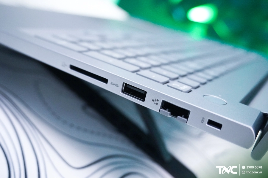 Hệ thống cổng kết nối đa dạng cho một chiếc laptop phổ thông
