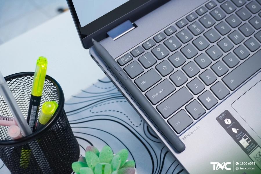 Bàn phím cho cảm giác gõ tốt, touchpad rộng rãi Bàn phím cho cảm giác gõ tốt, touchpad rộng rãi