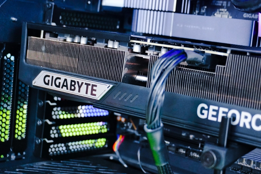 Sức mạnh compute vượt trội từ CPU Intel Core Ultra và GPU RTX 50 Series Sức mạnh compute vượt trội từ CPU Intel Core Ultra và GPU RTX 50 Series