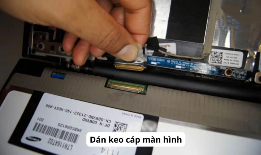 Cố định lại cáp màn hình Laptop khi bị lỏng do bong keo dán