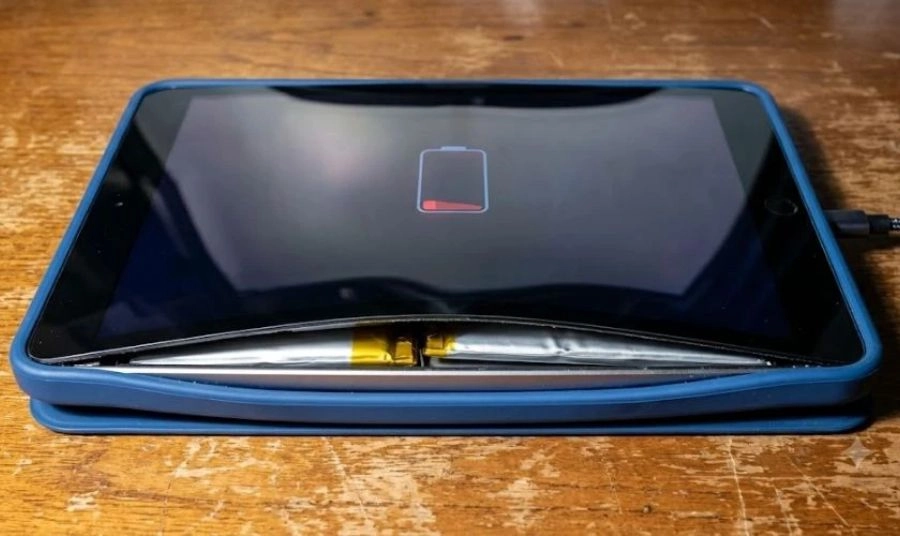Pin iPad bị phồng, gây áp lực lên màn hình