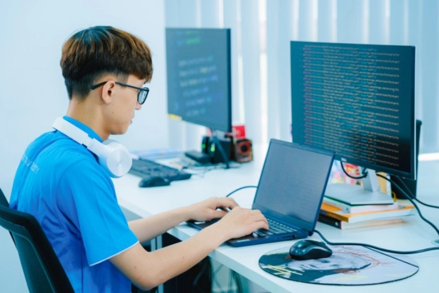 Sinh viên công nghệ thông tin có cần mua laptop không? Sinh viên công nghệ thông tin có cần mua laptop không?