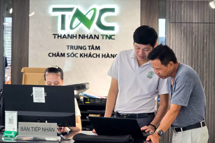 Bước 2: Kiểm tra tình trạng màn hình và báo giá Bước 2: Kiểm tra tình trạng màn hình và báo giá