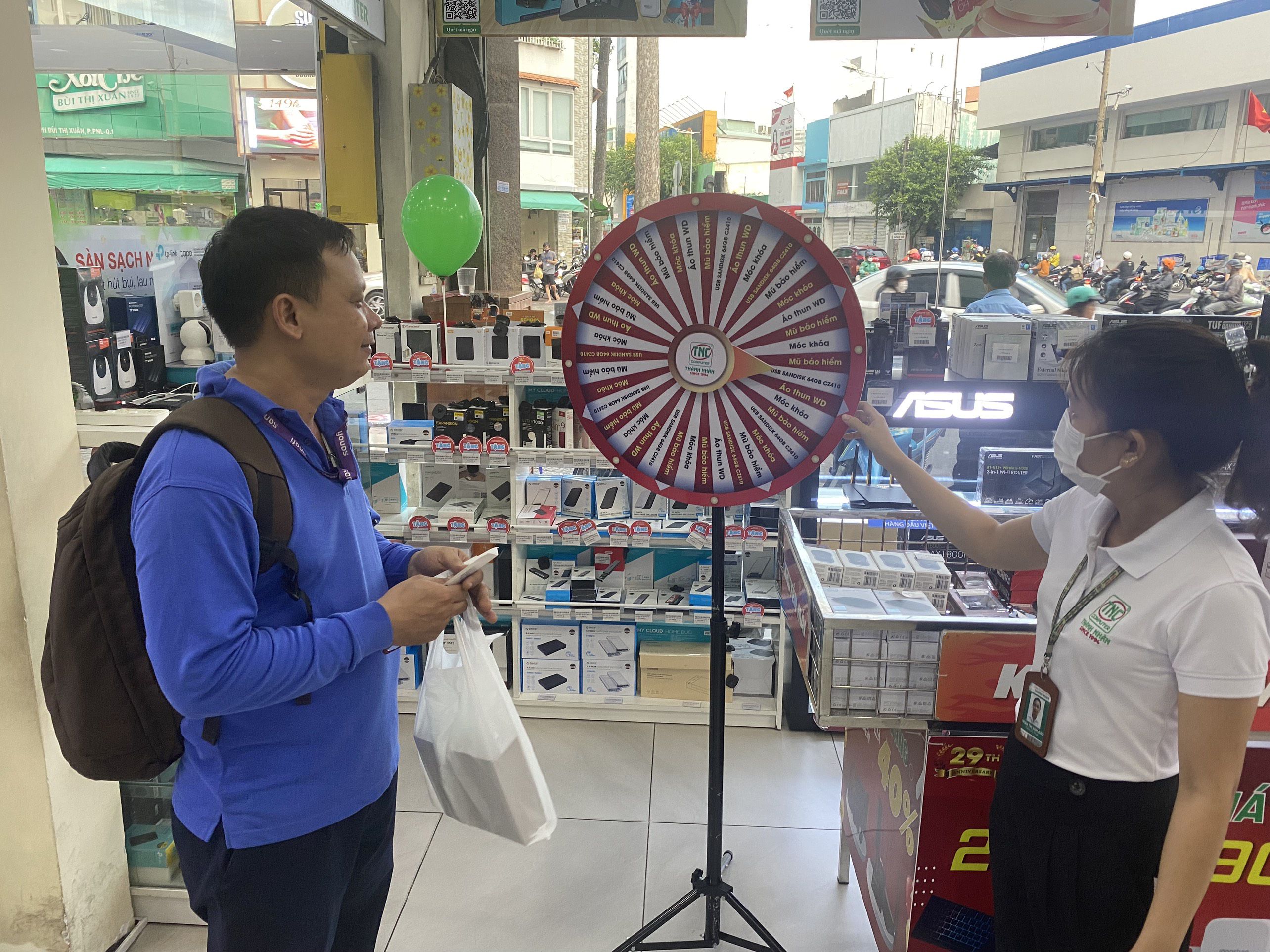 Khách hàng tham gia Vòng quay may mắn