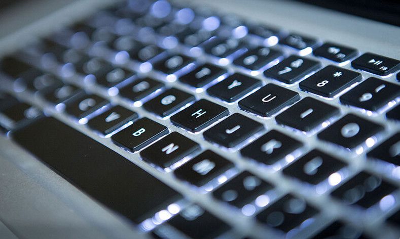 cách bật đèn bàn phím laptop dell
