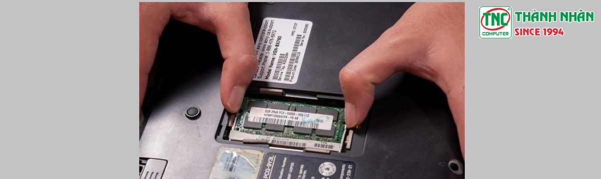 Lật úp laptop và mở nắp của bộ phận RAM