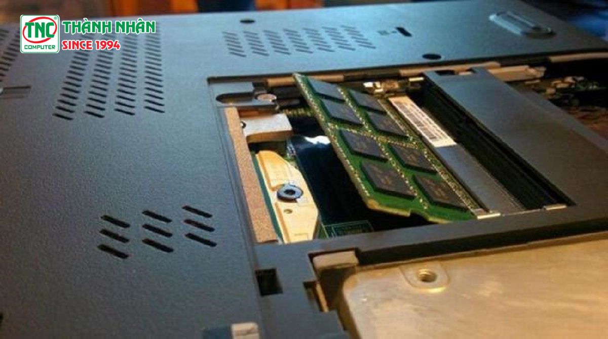 Lắp thanh RAM mới vô laptop và tiến hành đóng lại nắp
