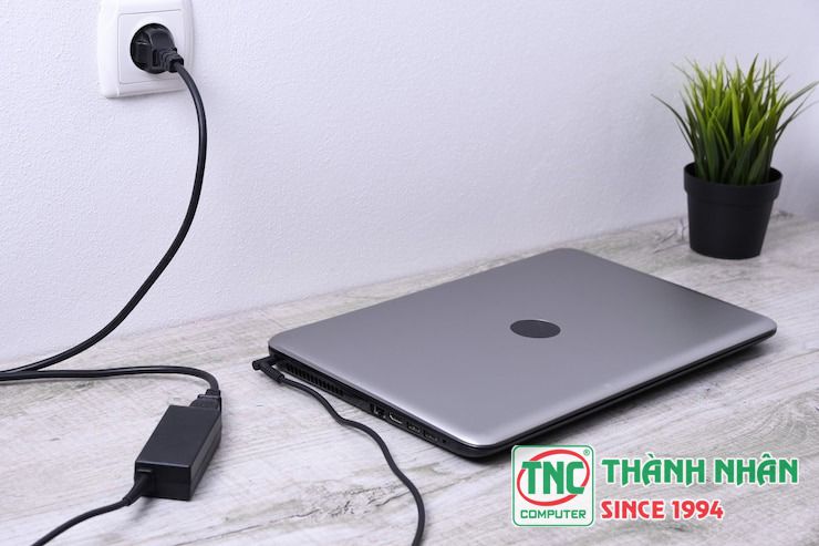 laptop sạc pin lúc vào lúc không