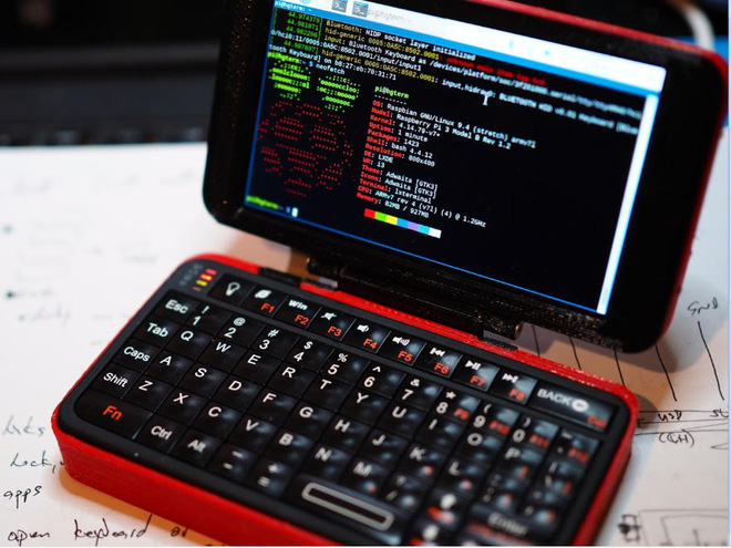 Laptop tuyệt đẹp làm từ Raspberry Pi và thân vỏ in 3D