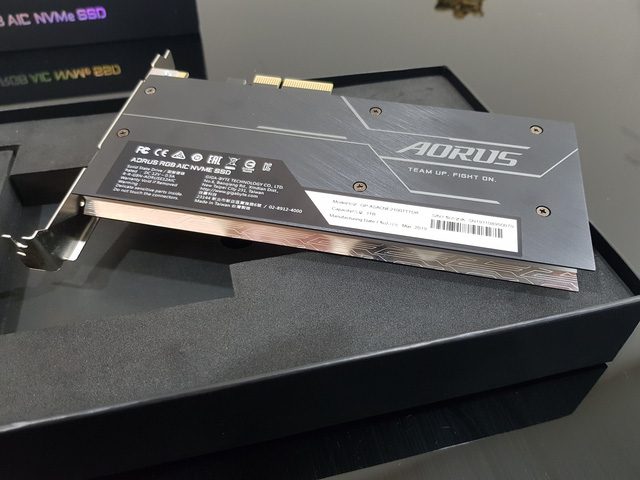 Đánh giá SSD Aorus RGB AIC NVMe: Tốc độ thần sầu, lung linh sắc màu