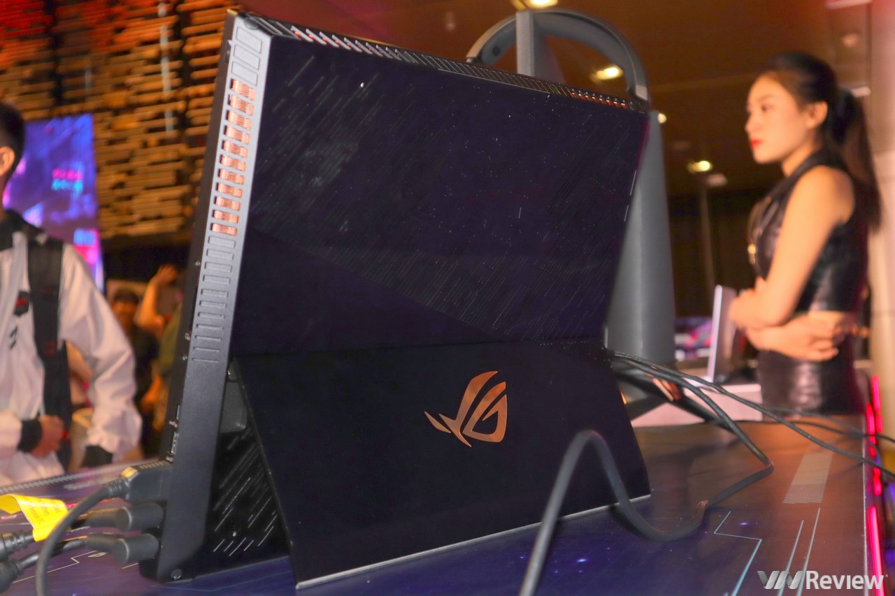 Laptop gaming ASUS ROG Mothership về Việt Nam