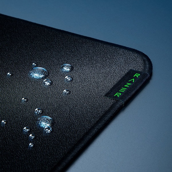 Miếng lót chuột Razer Strider Hybrid Mat Large RZ02-03810200-R3M1 không chỉ chống trượt mà còn chống nước hiệu quả ở bề mặt miếng lót chuột